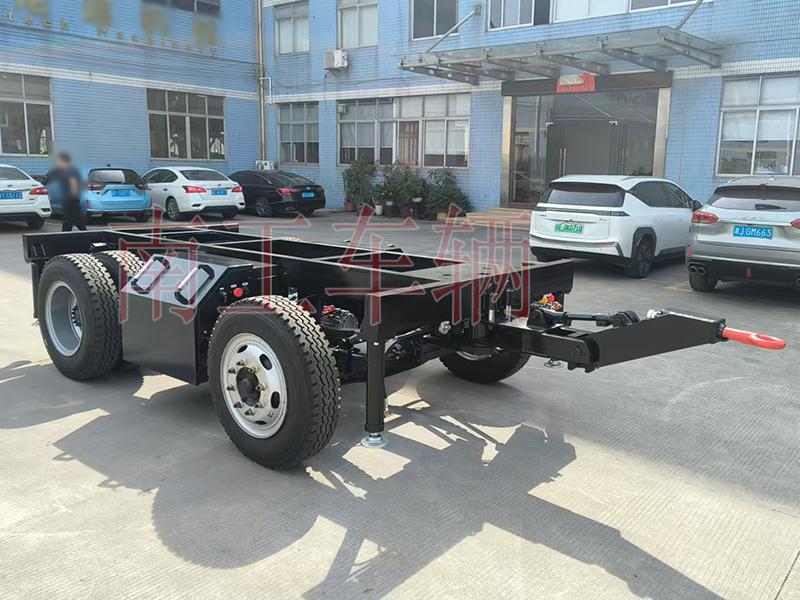 6.5吨自走式电动拖车底盘 电动U8（中国）